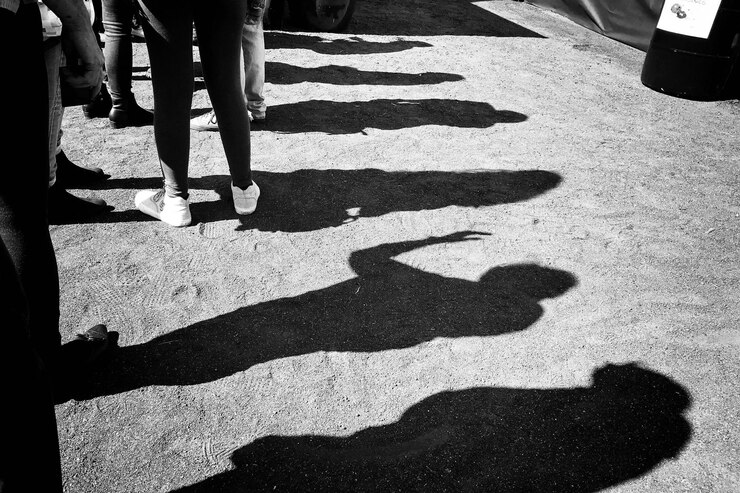 Foto sombra de pessoas em fila.