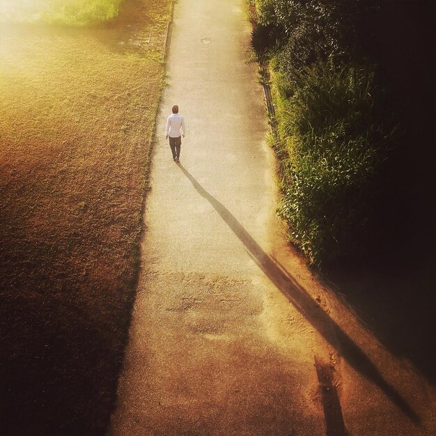 Foto sombra de pessoas na estrada