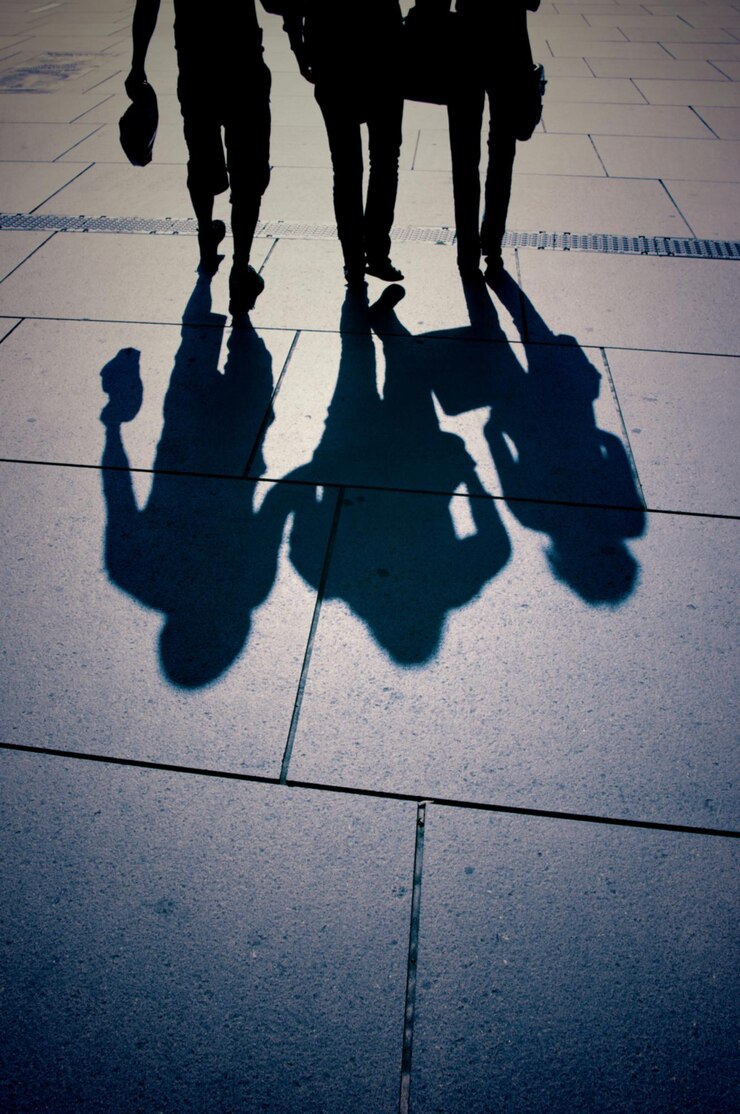 Foto sombra de pessoas na rua