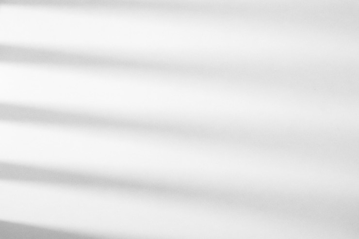 Foto sombra de queda no fundo branco da parede