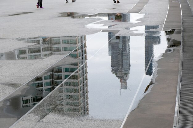 Sombra de reflexo embaçada do edifício