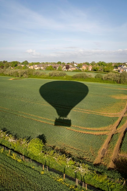 Foto sombra de um balão de ar quente em um campo de cultivo na zona rural de kent