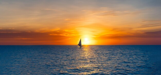 Sombra de um belo navio no meio de um pôr-do-sol no mar