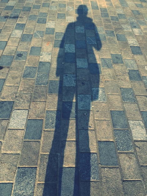 Foto sombra de um homem na calçada