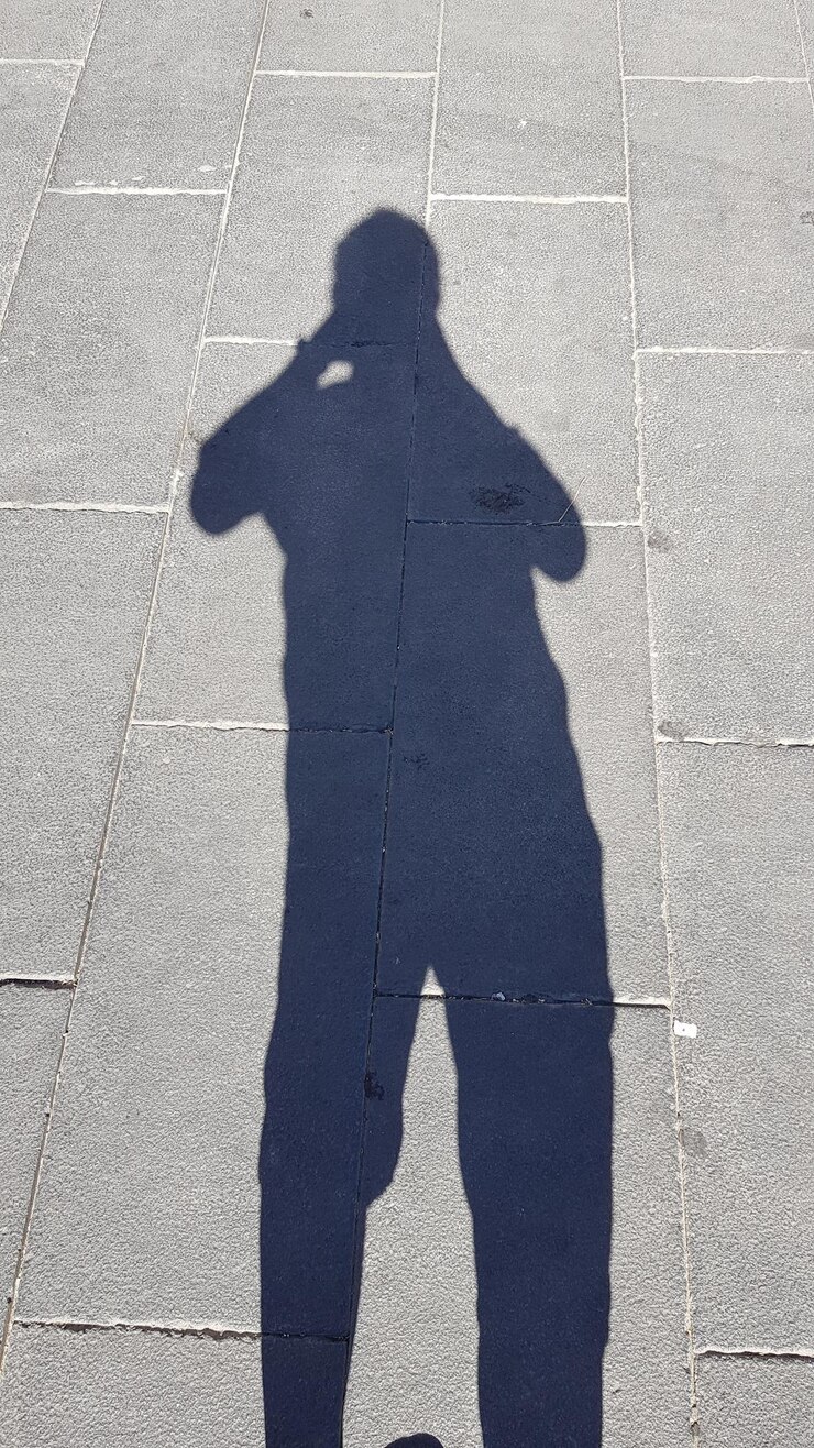 Foto sombra de um homem na calçada