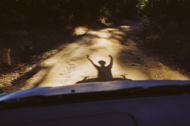 Foto sombra de um homem na estrada