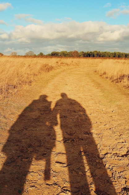 Foto sombra de um homem no campo