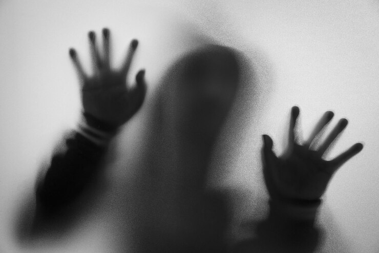 Foto sombra de um homem vista através de vidro esmaltado