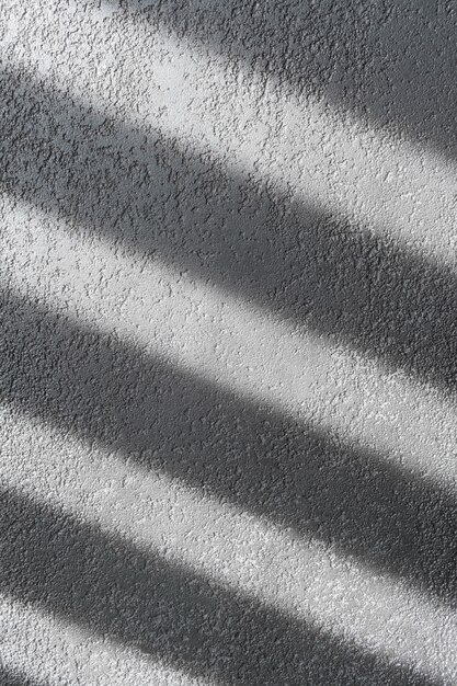 Sombra e luz através das cortinas da janela na parede de azulejos Luz da manhã e sombra na parede