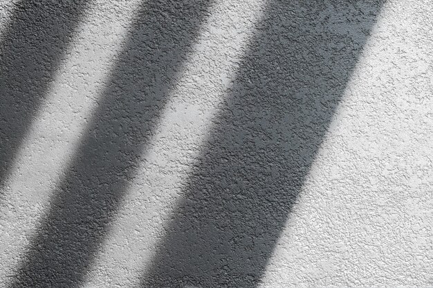 Sombra e luz através das cortinas da janela na parede de azulejos Luz da manhã e sombra na parede