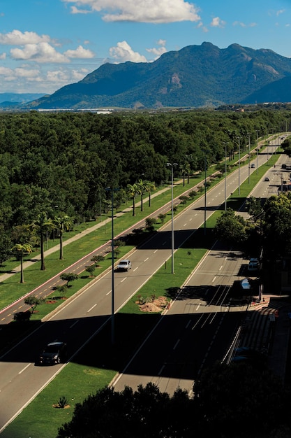 Sombra de los edificios de la avenida nortesur y el monte MestreÁlvaro