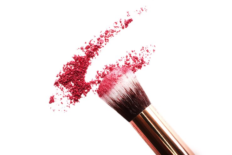 Foto sombra esmagada com pincel de maquiagem. isolado no branco. conceito de cosméticos. vista superior.