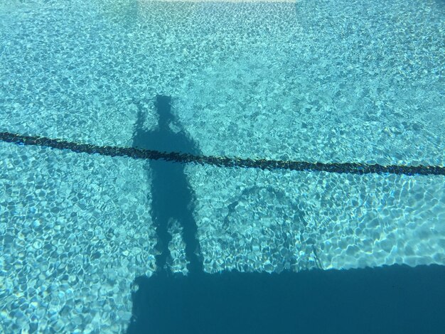 Foto sombra de un hombre en el agua