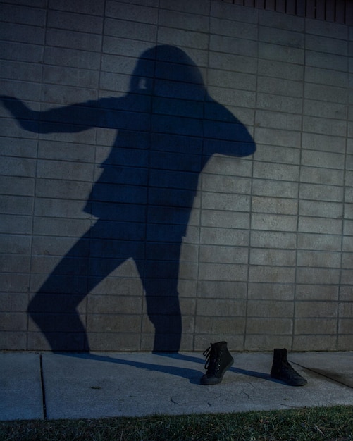 Foto la sombra de un hombre bailando en la pared