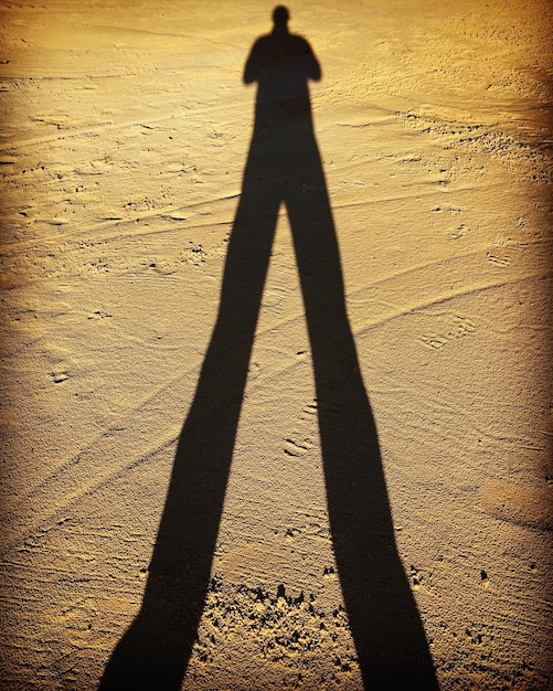 Foto la sombra del hombre en el campo de arena