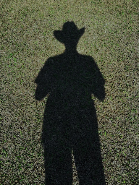 Foto la sombra del hombre en el campo de hierba
