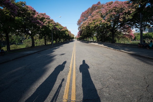 Foto sombra de un hombre en la carretera de la ciudad