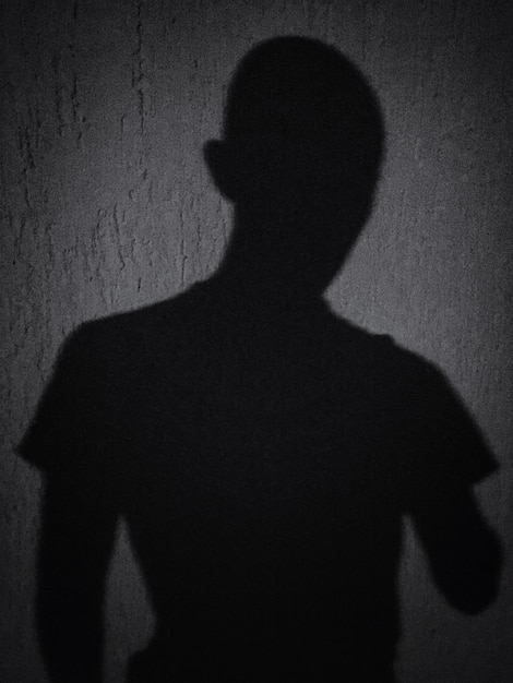Foto sombra de un hombre en la pared