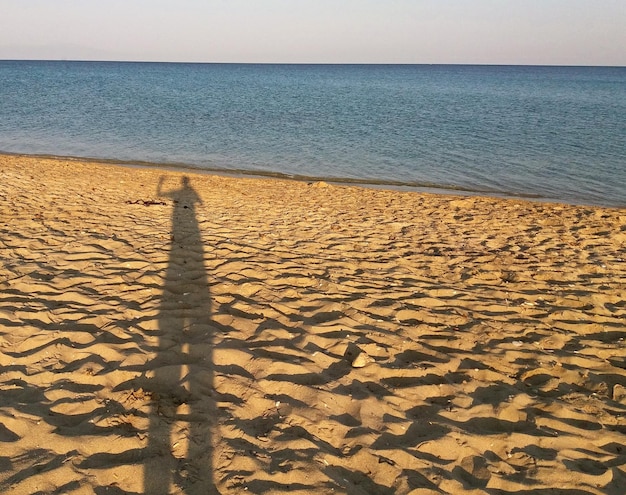 La sombra del hombre en la playa mediterránea Grecia