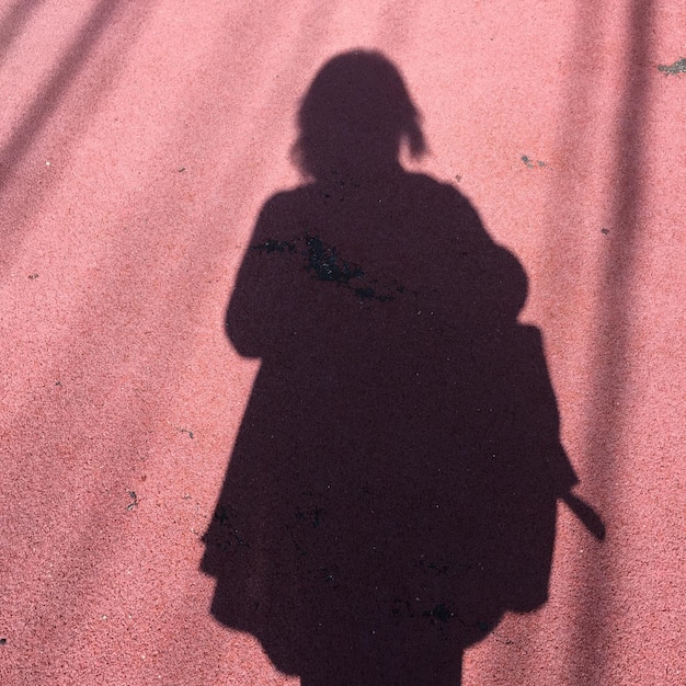 Foto la sombra de una mujer en la pista de atletismo