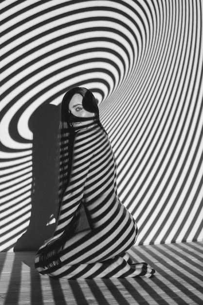 Sombra de una mujer sentada en la pared