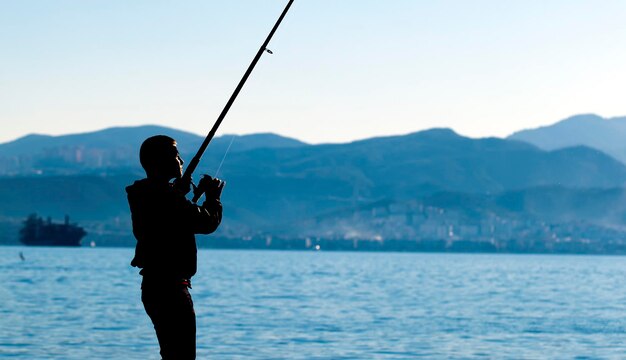 Una sombra de niño cerca de la foto de pesca de mar