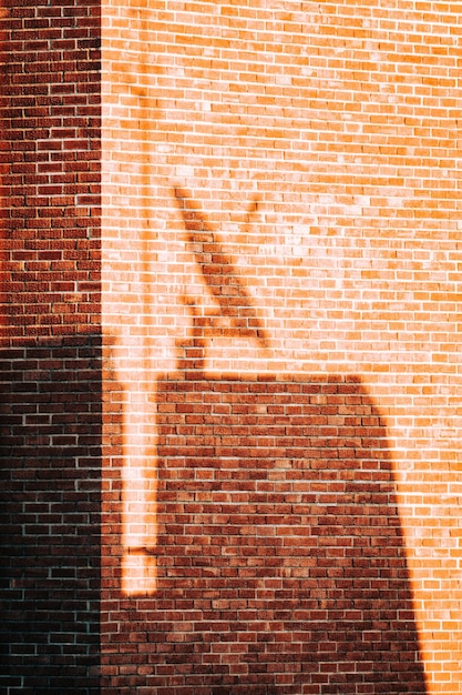 Sombra en la pared de ladrillo rojo