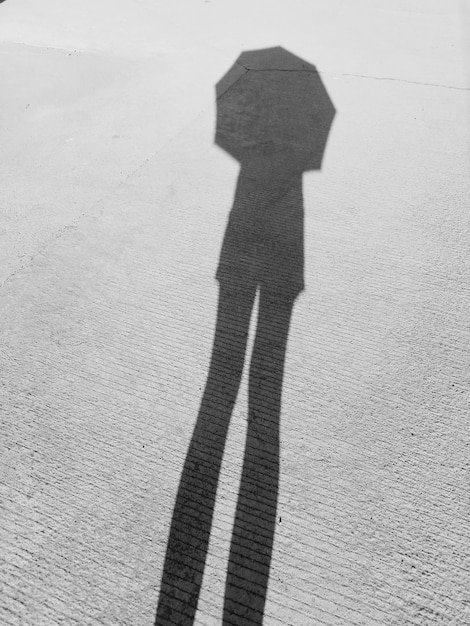 Foto sombra de una persona en la calle durante un día soleado