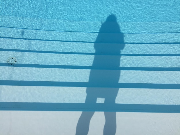 Foto sombra de una persona en la piscina