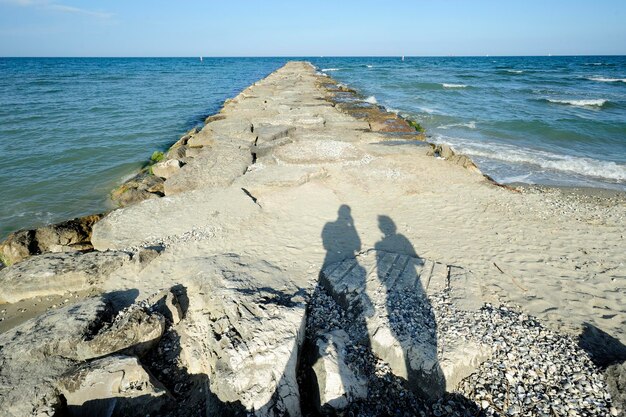 Foto sombra de personas en la playa