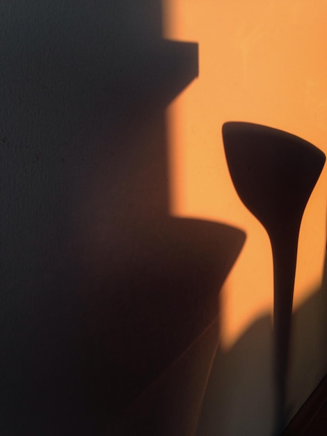 Foto la sombra de un taburete en la pared