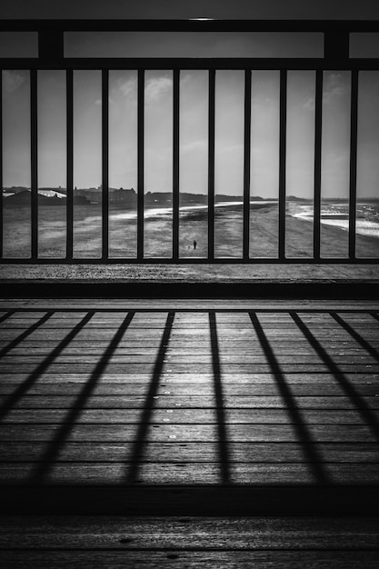 Foto sombra de una ventana en el suelo de la ciudad