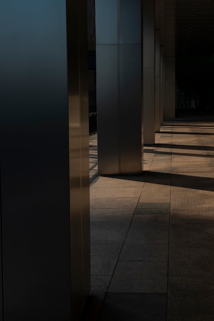 Foto sombras por la arquitectura de la ciudad durante el día