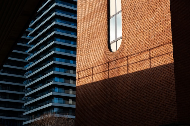 Foto sombras por la arquitectura de la ciudad durante el día