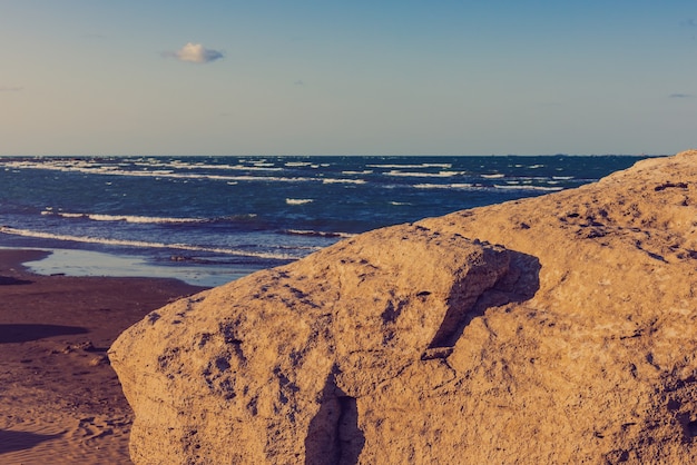 Foto las sombras caen sobre una playa cálida y vacía