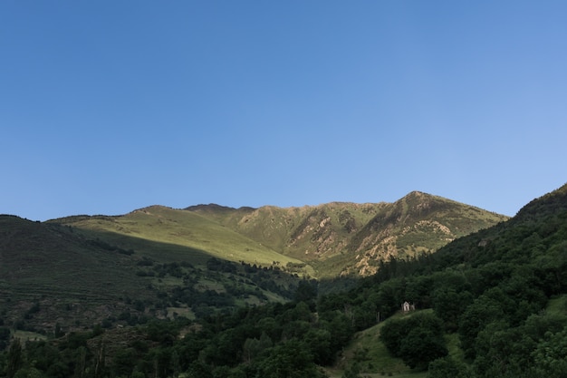 Sombras cobrindo montanhas verdes