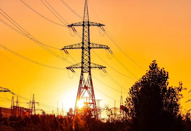 Sombras de centrais elétricas. linhas de cabos de sombras industriais.