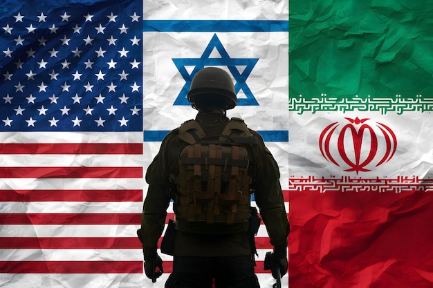 Sombras de soldados sobre as bandeiras dos EUA, Israel e Irã