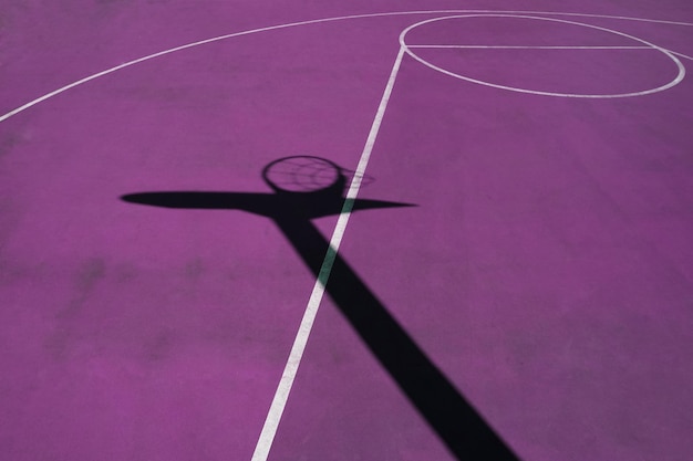 sombras na quadra de cesta de rua roxa, fundo roxo