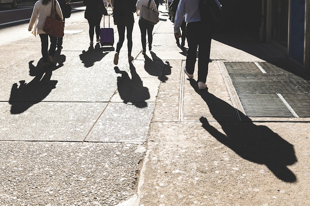 Sombras de personas caminando en Nueva York en la 5ta avenida