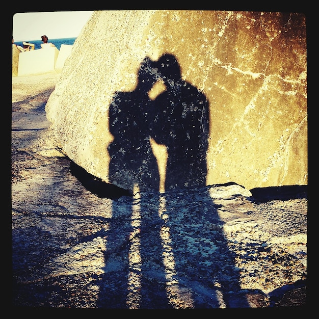 Foto sombras de personas en la roca