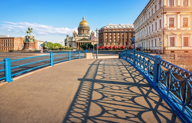 Sombras en el Puente Azul de San Petersburgo y la Catedral de San Isaac en el cielo azul