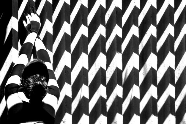 Las sombras a través de la pared