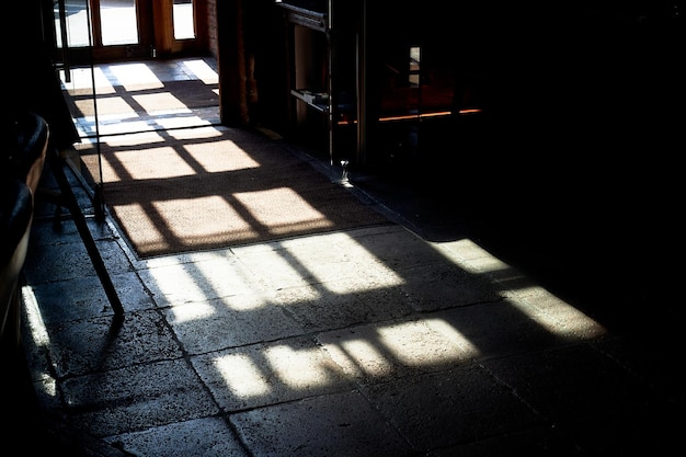 Sombras de la ventana en el suelo de hormigón Cerradura El juego de luces y sombras Misticismo