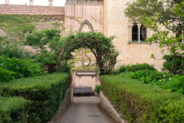 Sombreado y acogedor jardín histórico de Villa Cimbrone en el pueblo de Ravello en el sur de Italia