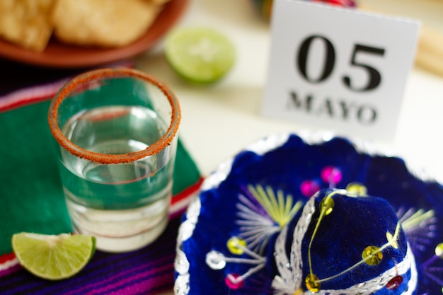 Foto sombrero de alto ángulo y bebida fiesta mexicana