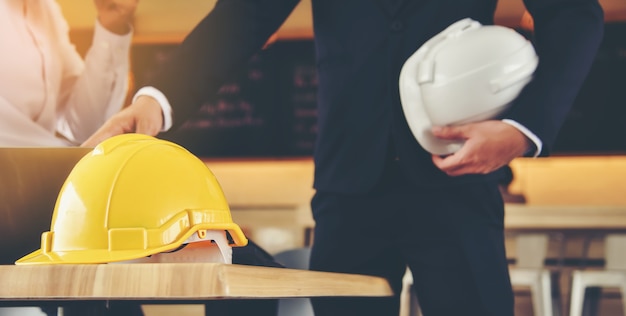 Sombrero amarillo duro casco de seguridad para el proyecto de seguridad del trabajador como ingeniero