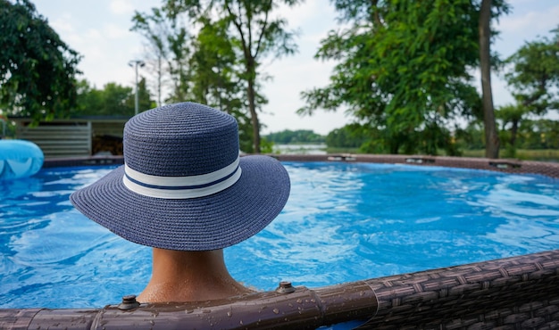 Un sombrero azul con rayas blancas se sienta en una piscina.