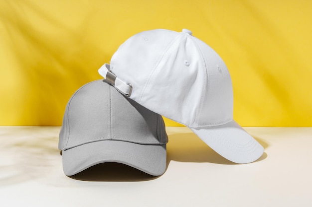 Sombrero de béisbol contra un fondo amarillo en el estudio
