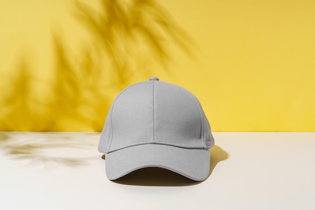 Sombrero de béisbol contra un fondo amarillo en el estudio